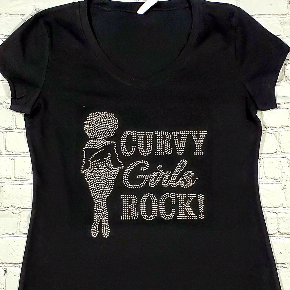 CURVY GIRLS ROCK V-NECK